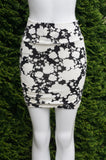 Forever 21 Black and White Floral print Skirt, Waist measures 24 inches when relaxed. Length 17 inches. Very stretchy material, Black, White, 95% cotton, 5% Elastane, women's Skirts & Shorts, women's Black, White Skirts & Shorts, Forever 21 women's Skirts & Shorts, bodycon skirt, comfy skirt, 