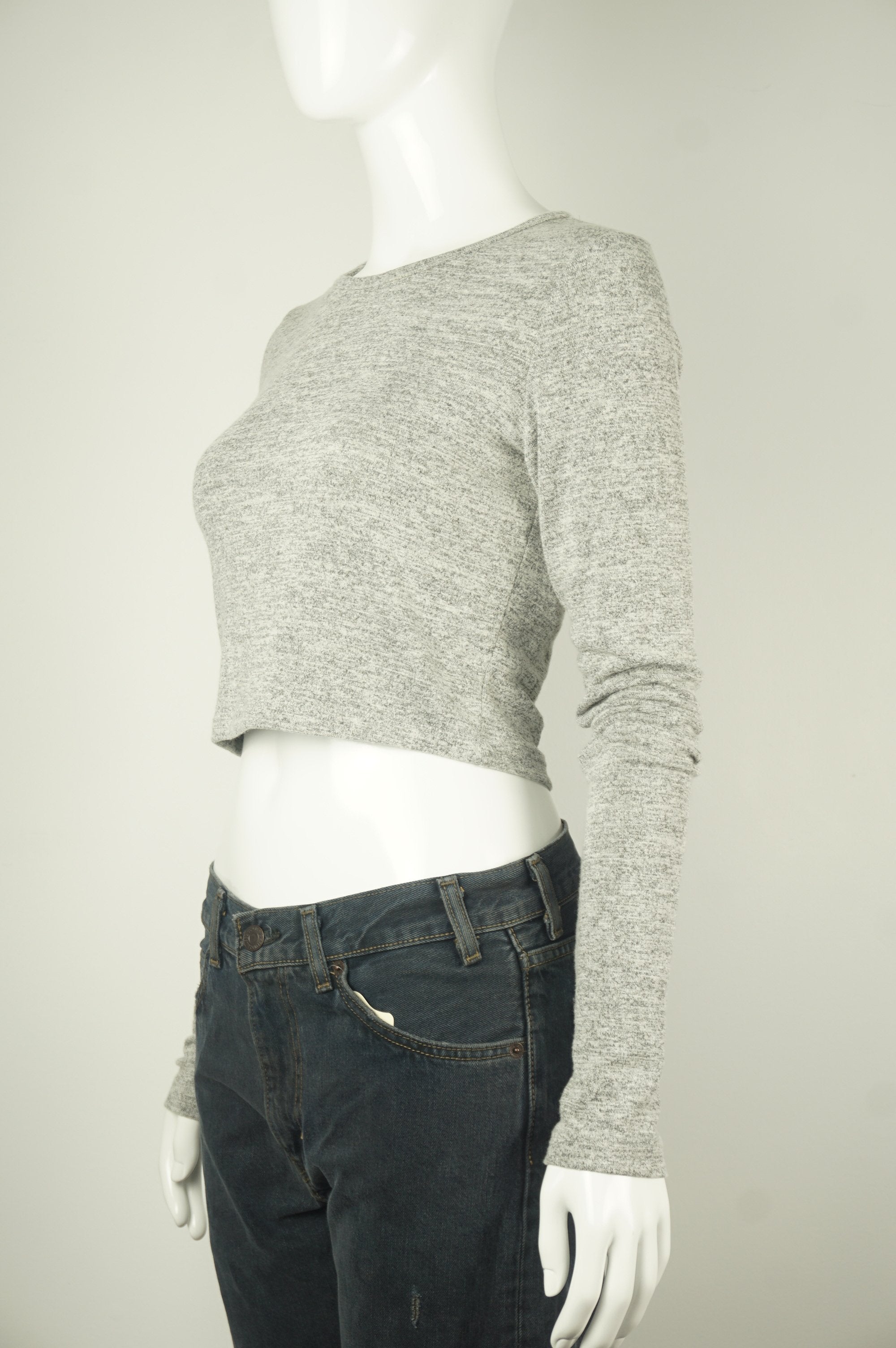 Wilfred Free Long sleeve crop top, The cropped fit is easy to wear and perfect for the season — plus it looks fantastic with high-waisted bottoms. The soft, stretchy fabric feels so amazing to wear, you're not going to want to take it off! , Grey, 48% Rayon, 48% Polyester, 4% Spandex, women's Tops, women's Grey Tops, Wilfred Free women's Tops, wilfred long sleeve crop top, aritzia women's soft crop top