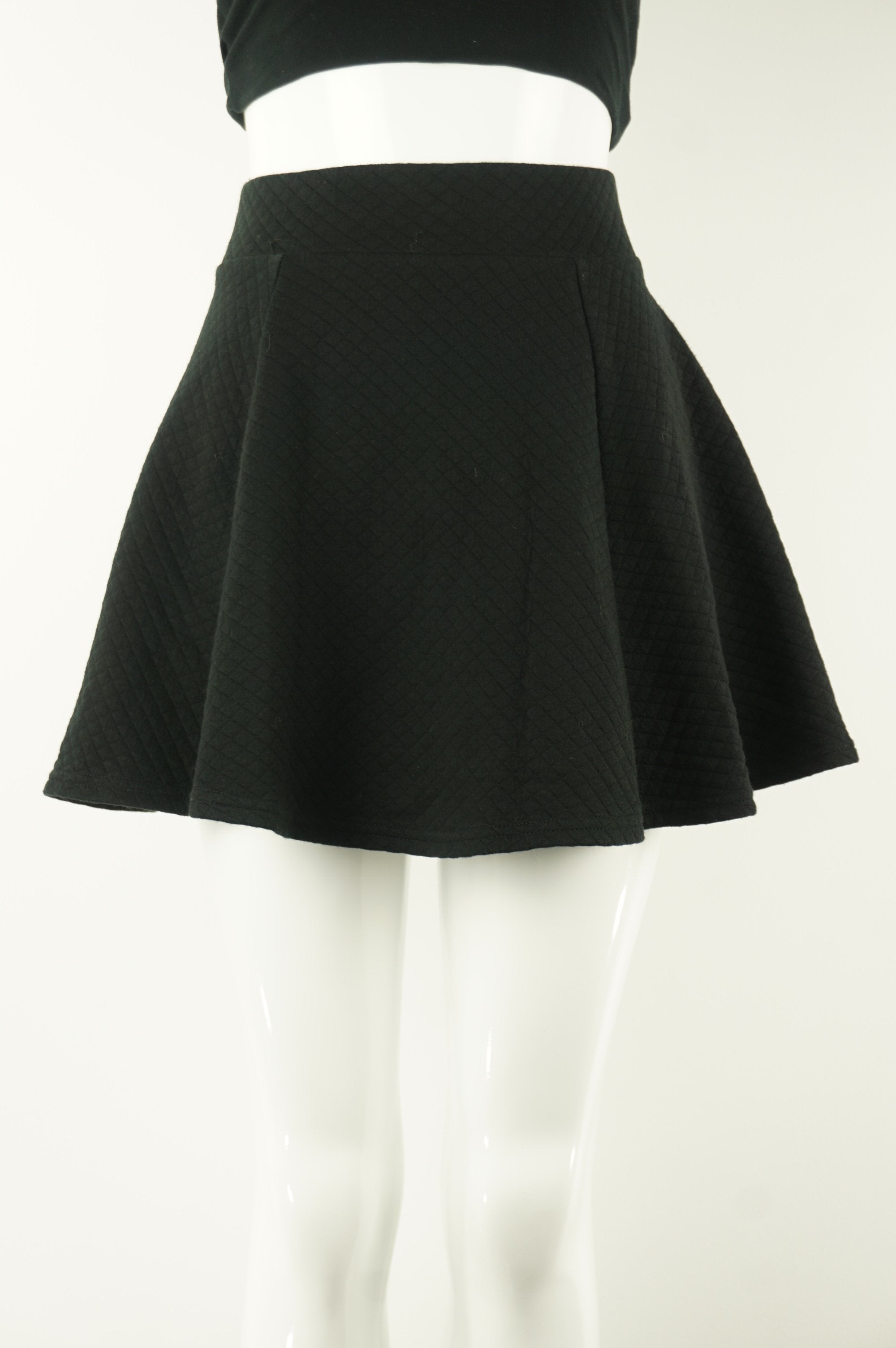 H&M Quilted Skirt, Thicker quilted skirt with zipper in the back. , Black, Cotton and Elastane, women's Skirts & Shorts, women's Black Skirts & Shorts, H&M women's Skirts & Shorts, women's quilted mini skirt, women's black short skirt