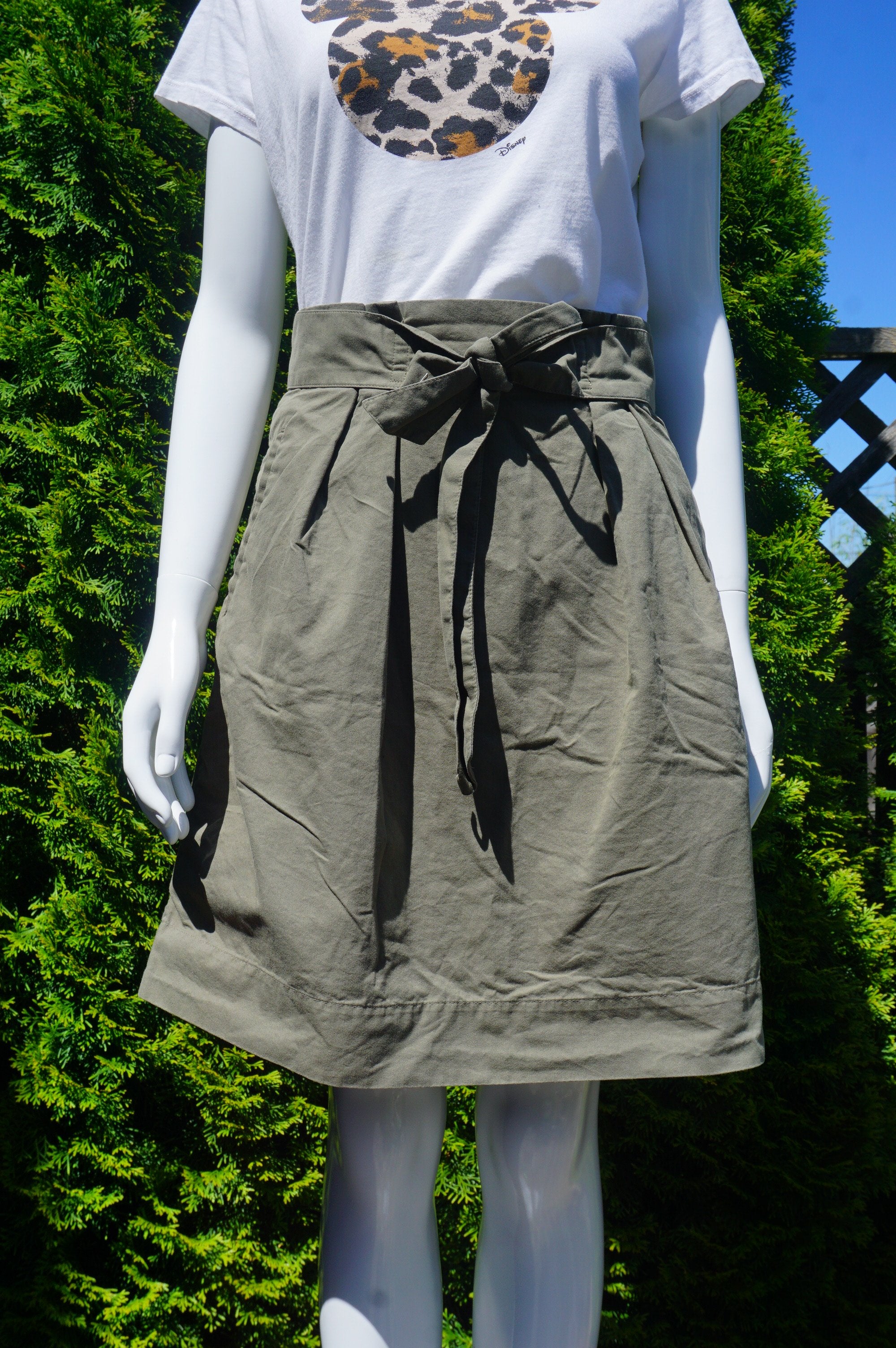 H&M Green Midi Skirt with Front Tie, Simple skirt for the summer., Green, 64% Cotton, 30% Polyester6% Polyamide, women's Skirts & Shorts, women's Green Skirts & Shorts, H&M women's Skirts & Shorts, summer skirt, casual skirt, green skirt, midi skirt, casual mid-length skirt