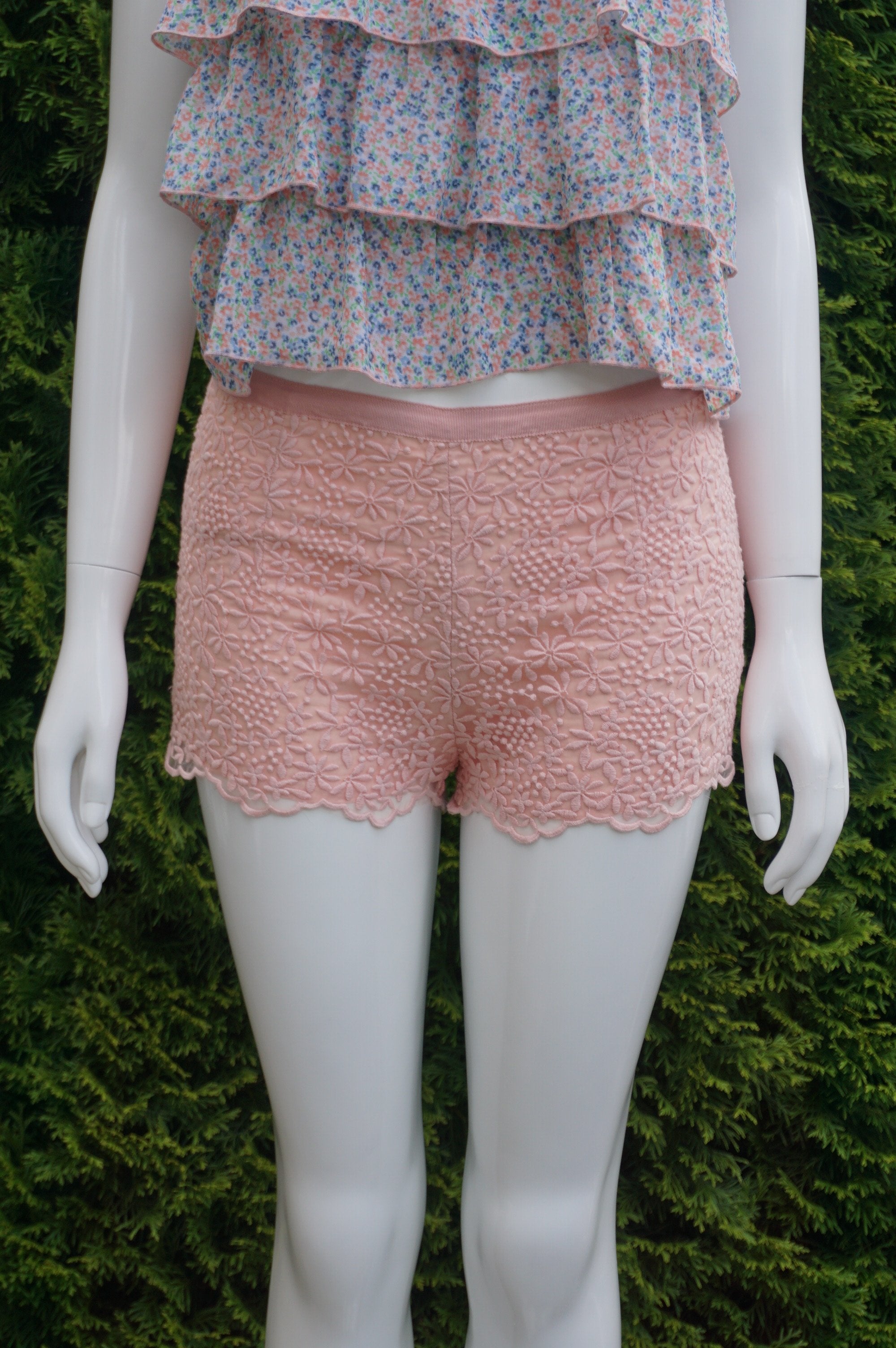 Forever 21 Pink Lace Shorts, Waist 28 inches, length 9.5 inches. Zipper on the left side, Pink, women's Skirts & Shorts, women's Pink Skirts & Shorts, Forever 21 women's Skirts & Shorts, lace shorts, cute summer shorts