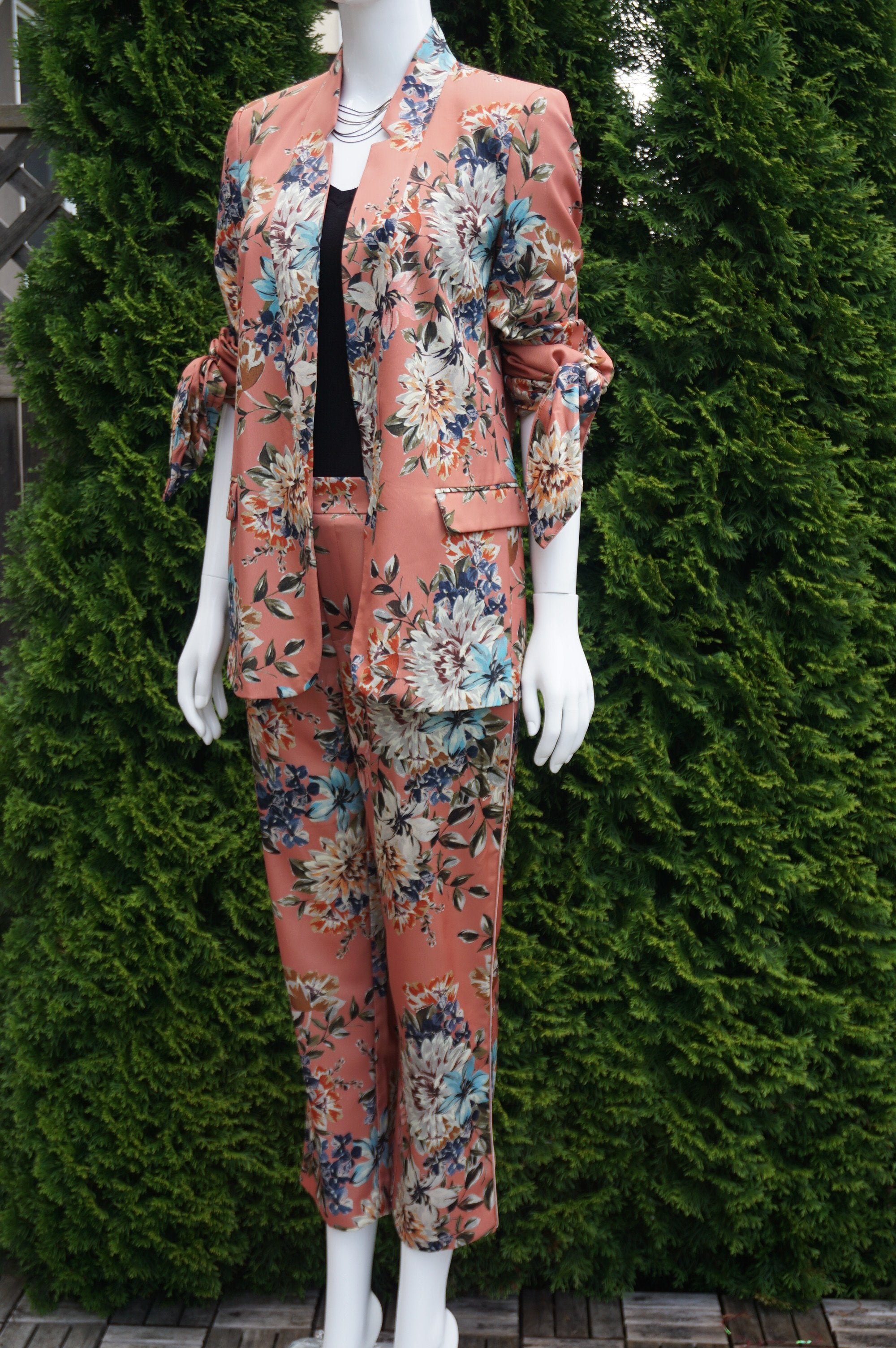 Zara Floral Pant Suit, This unique floral pantsuit helps you take on the world while looking feminine and elegant doing it. Pants length 36 inches, Waist 29 inches, elastic in the back. Suit jacket length 27 inches. Suit shoulder 15 inches. , Pink, Shell,100% Polyester. Lining 100% Acetate. Fabric made in Morocco. , women's Jackets & Coats, Pants, women's Pink Jackets & Coats, Pants, Zara women's Jackets & Coats, Pants, women's pantsuit, women's pant suit, floral pink suit