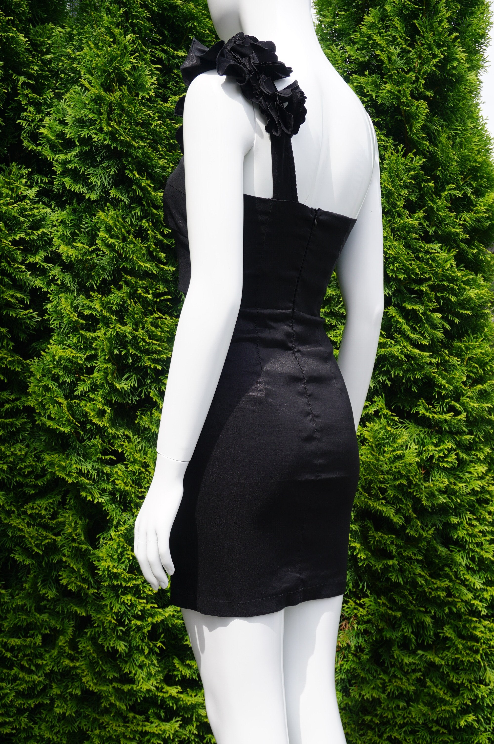 DIVIDED H&M black velvet dress symmetrical rose patern mock neck