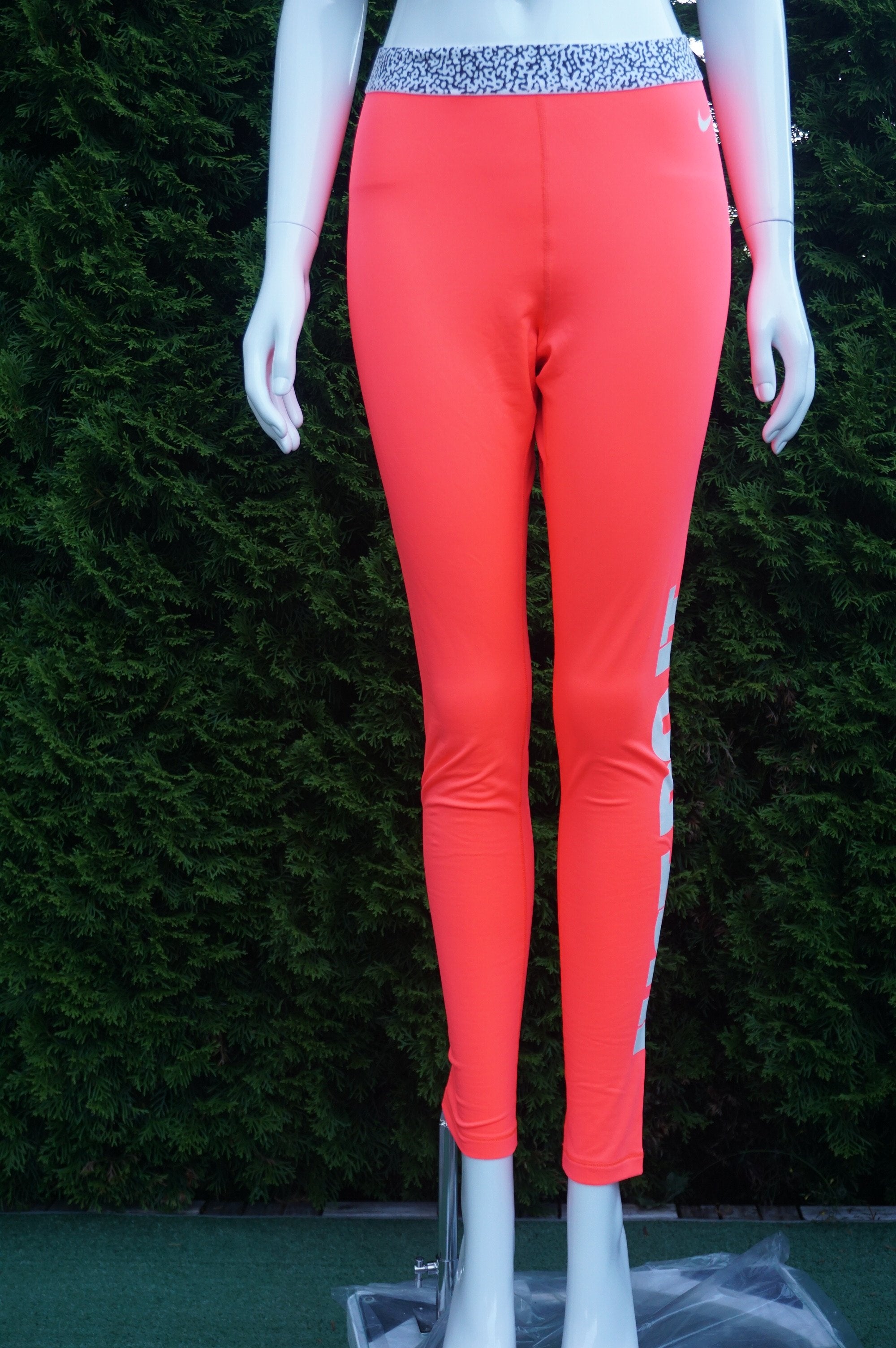 Nike Medium Leg-A-See leggings in Cheetah pink print slim leg